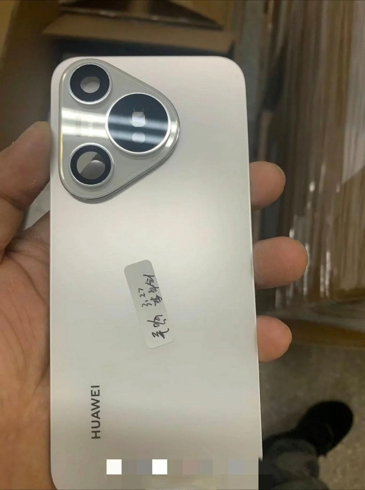Hình ảnh bị rò rỉ được cho là của Huawei P70 Hình ảnh bị rò rỉ được cho là của Huawei P70