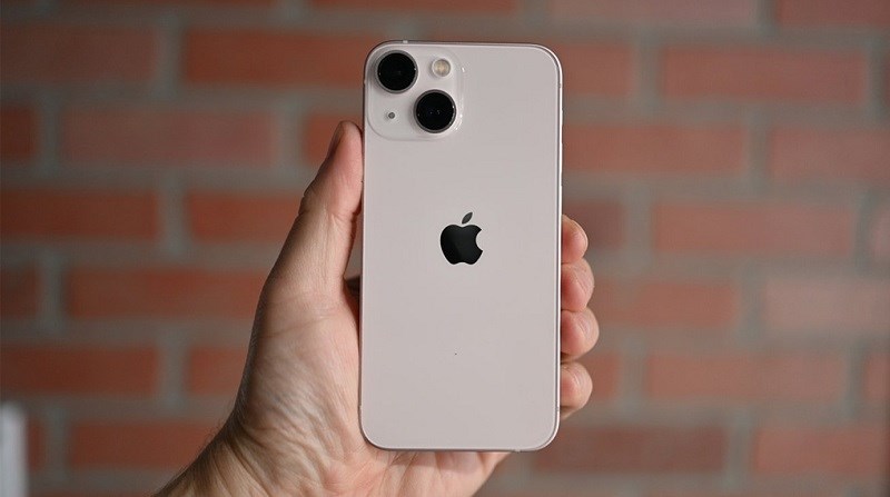 Thiết kế nhỏ gọn của iPhone 13 mini dễ dàng bỏ túi