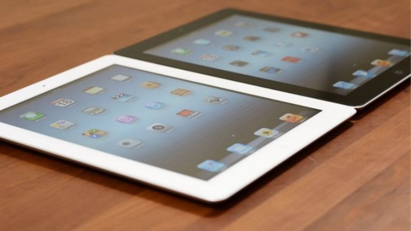Thời lượng pin là tương đương nhưng sạc thì iPad 4 chiếm ưu thế hơn