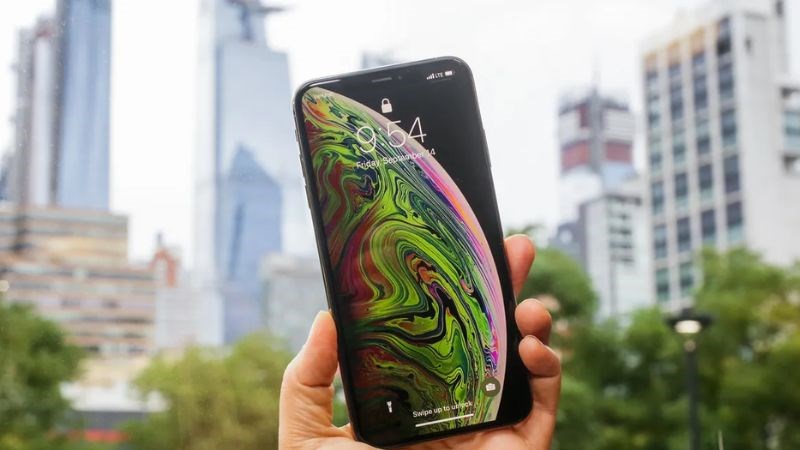 iPhone XS Max được hoàn thiện bởi thép không gỉ, đầy sáng bóng