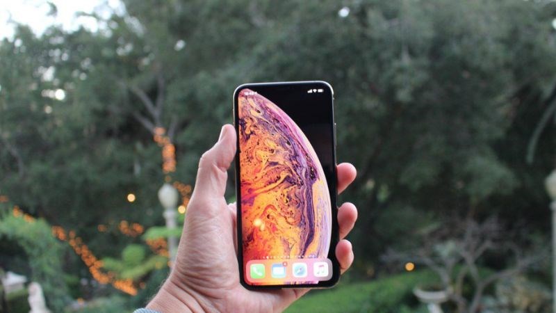 Màn hình của iPhone Xs Max rộng hơn so với iPhone 12