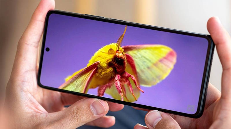 Cả hai đều sử dụng màn hình AMOLED