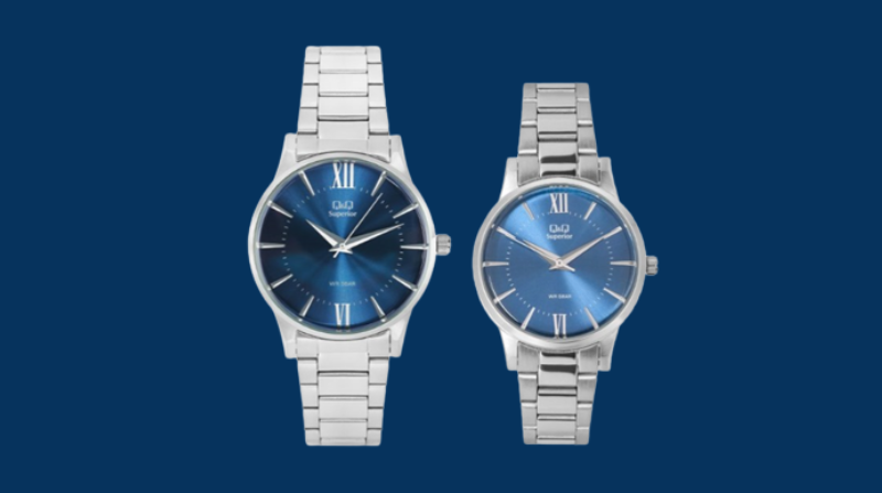 Mặt đồng hồ được thiết kế hình tròn với màu xanh Sapphire huyền bí Mặt đồng hồ được thiết kế hình tròn với màu xanh Sapphire huyền bí