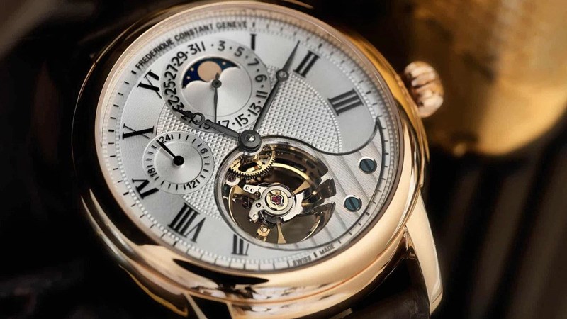 Swiss Made chính là dòng chữ nhỏ xuất hiện trên mặt kính đồng hồ Swiss Made chính là dòng chữ nhỏ xuất hiện trên mặt kính đồng hồ