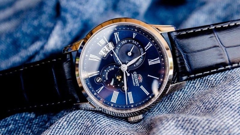 Cần áp mặt sau của đồng hồ lên sát tai để lắng nghe và kiểm tra bộ máy Cần áp mặt sau của đồng hồ lên sát tai để lắng nghe và kiểm tra bộ máy