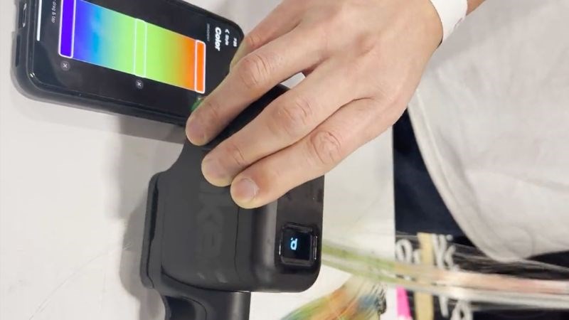 Máy nhuộm màu lên tóc thông qua ứng dụng trên Smartphone