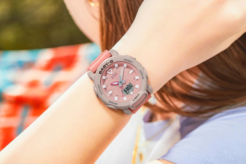 Đồng hồ có phong cách năng động, sở hữu màu hồng đất độc đáo Đồng hồ có phong cách năng động, sở hữu màu hồng đất độc đáo