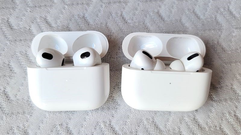 Cả hai sản phẩm đều hỗ trợ tương thích với sạc không dây MagSafe Cả hai sản phẩm đều hỗ trợ tương thích với sạc không dây MagSafe