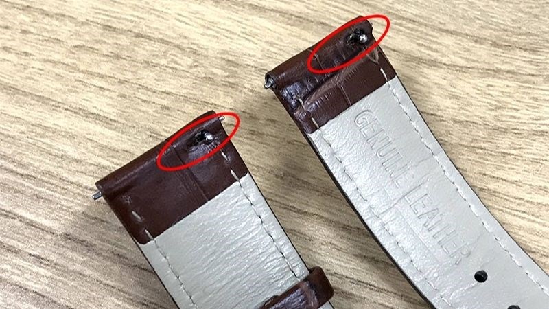 Chốt khóa trên dây da đồng hồ