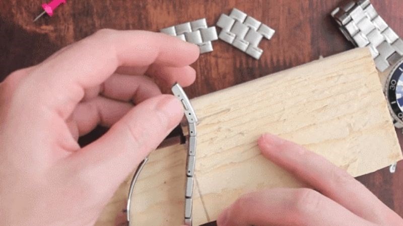  Lưu ý thử dây đồng hồ vừa vặn nhất với cổ tay