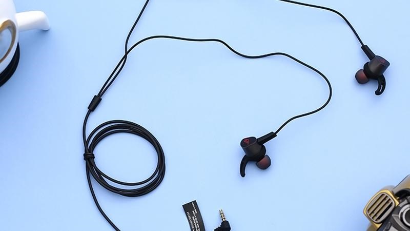 Tai nghe in-ear khi đeo thường sẽ được nhét sâu vào bên trong tai giúp hạn chế tiếng ồn tốt
