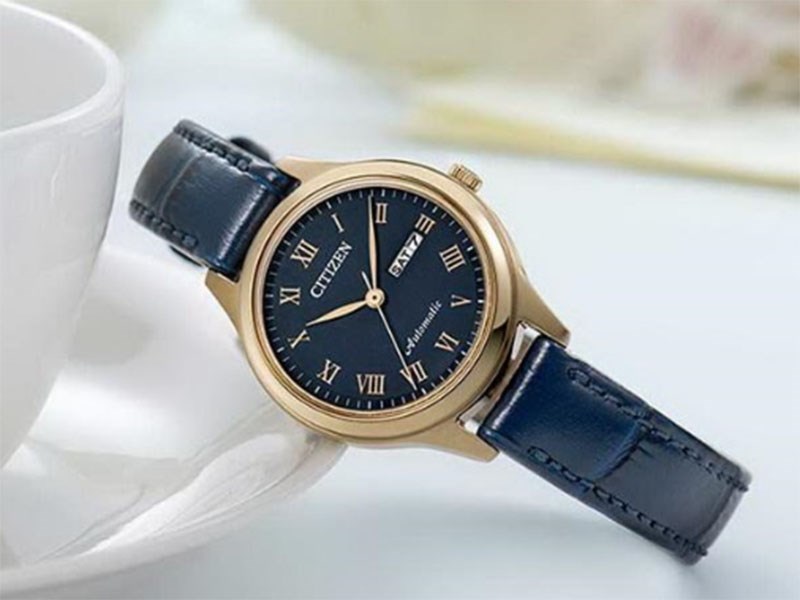 Đồng hồ kiểu dáng mặt tròn kết hợp cùng dây da thanh lịch Đồng hồ kiểu dáng mặt tròn kết hợp cùng dây da thanh lịch