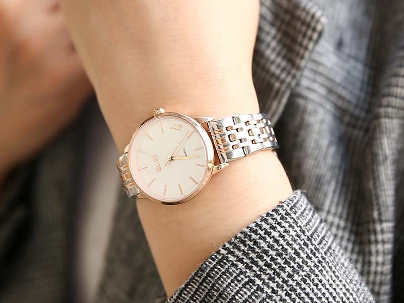 Mang nét thanh lịch, hiện đại, chiếc đồng hồ quartz này phù hợp với các cô nàng trẻ trung, tinh tế Mang nét thanh lịch, hiện đại, chiếc đồng hồ quartz này phù hợp với các cô nàng trẻ trung, tinh tế