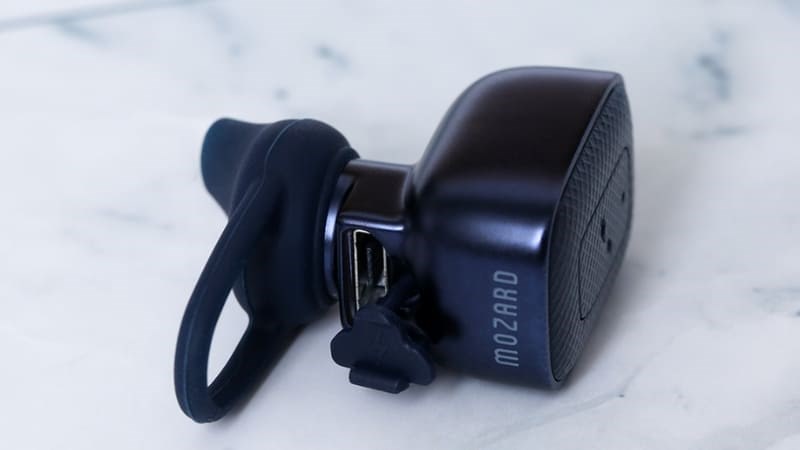 Tai nghe Bluetooth Mozard Q6C Xanh Navy được chế tác tinh tế, bề mặt có nút điều khiển được làm nhám