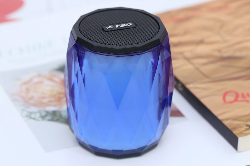 Loa Bluetooth Fenda W8 với các đường cắt vát kim cương. Loa Bluetooth Fenda W8 với các đường cắt vát kim cương.