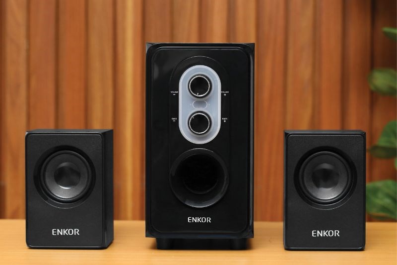 Loa vi tính Enkor E50 gồm 2 loa vệ tinh và 1 loa siêu trầm Loa vi tính Enkor E50 gồm 2 loa vệ tinh và 1 loa siêu trầm