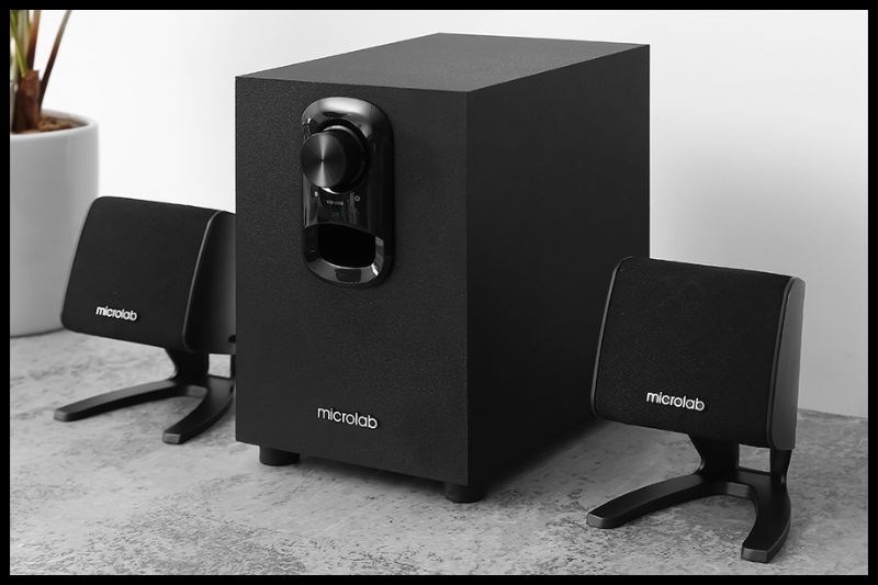 Loa vi tính Microlab M108 được bao phủ bởi màu đen thanh lịch Loa vi tính Microlab M108 được bao phủ bởi màu đen thanh lịch