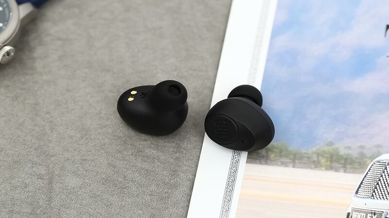 Tai nghe JBL dạng oval thon gọn, hộp sạc cứng cáp, 2 phiên bản màu trắng - đen Tai nghe JBL dạng oval thon gọn, hộp sạc cứng cáp, 2 phiên bản màu trắng - đen