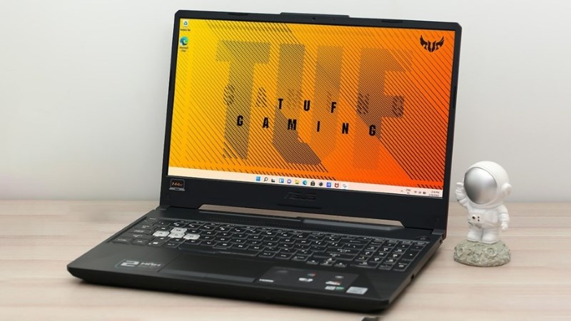 Thiết kế với phong cách đậm chất gaming, nắp lưng được làm bằng kim loại cao cấp với màu đen lịch lãm Thiết kế với phong cách đậm chất gaming, nắp lưng được làm bằng kim loại cao cấp với màu đen lịch lãm