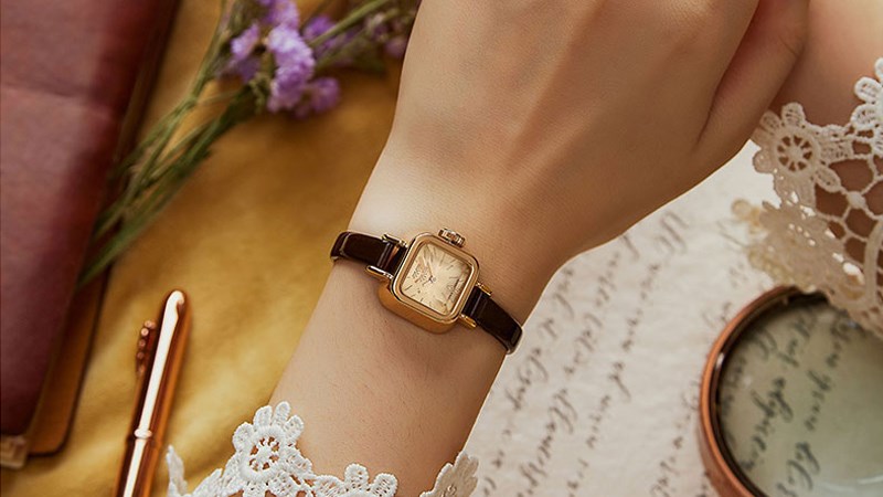 Đồng hồ nữ mặt siêu nhỏ có kích cỡ mặt kính từ 23 đến 26 mm Đồng hồ nữ mặt siêu nhỏ có kích cỡ mặt kính từ 23 đến 26 mm