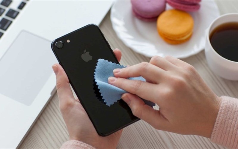 Thường xuyên vệ sinh mặt lưng iPhone