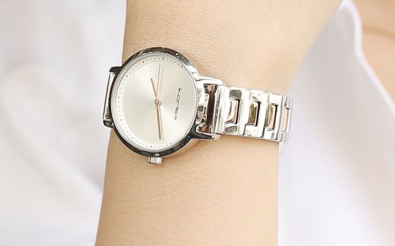 Khung viền được làm từ hợp kim, tạo cảm giác sáng bóng cho đồng hồ