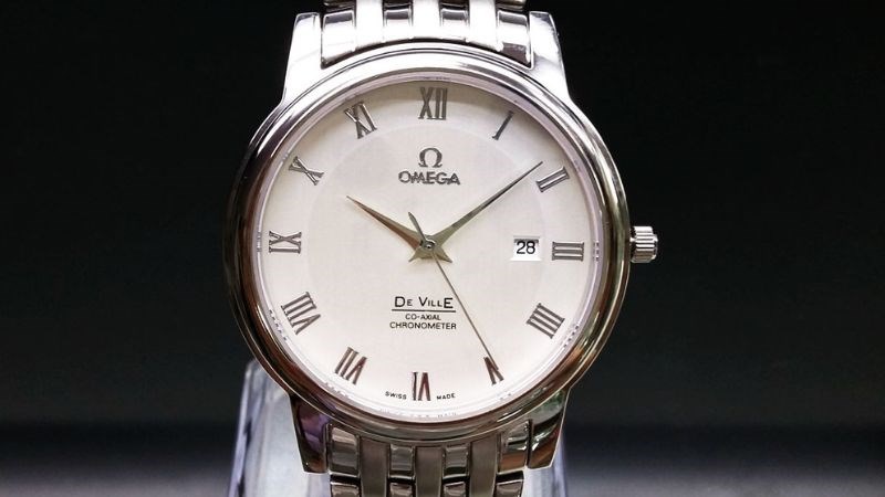 Vỏ đồng hồ được đánh bóng một cách tinh xảo Vỏ đồng hồ được đánh bóng một cách tinh xảo