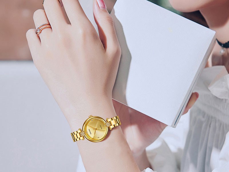 Chất liệu của khung viền được làm từ hợp kim và dây đeo được làm từ thép không gỉ cứng cáp, bền bỉ với thời gian Chất liệu của khung viền được làm từ hợp kim và dây đeo được làm từ thép không gỉ cứng cáp, bền bỉ với thời gian