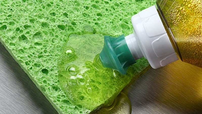Nước rửa chén giúp làm sạch vết ố vàng trên ốp lưng dễ dàng Nước rửa chén giúp làm sạch vết ố vàng trên ốp lưng dễ dàng