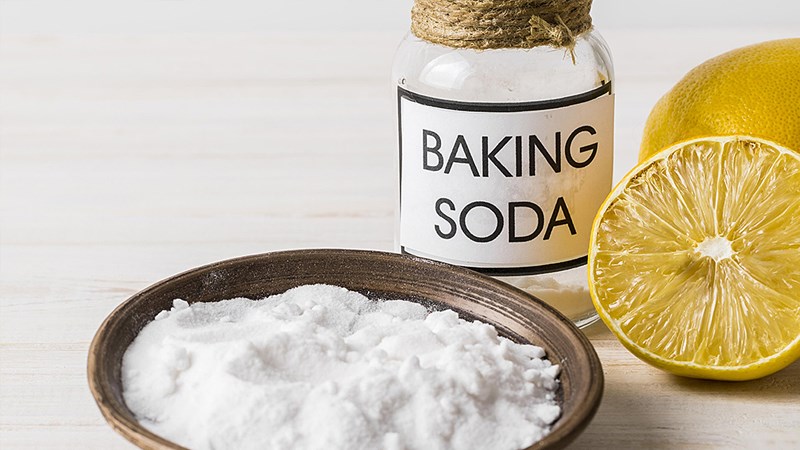 Baking soda với nước, chanh cũng là hỗn hợp tẩy trắng ốp lưng hiệu quả Baking soda với nước, chanh cũng là hỗn hợp tẩy trắng ốp lưng hiệu quả