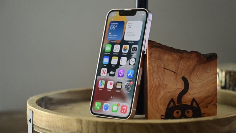iPhone 13 mini 128GB được làm từ khung viền nhôm bền bỉ iPhone 13 mini 128GB được làm từ khung viền nhôm bền bỉ