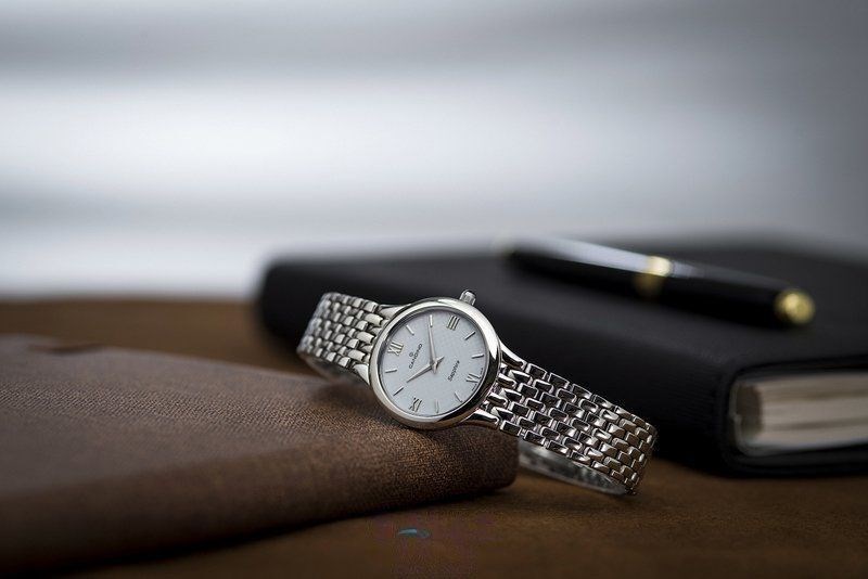 Đồng hồ Nam CANDINO 36 mm là chiếc dresswatch chính hiệu Dây kim loại chắc chắn và bền bỉ