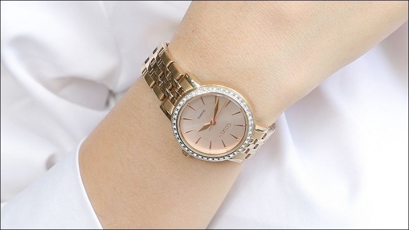 Mặt kính trong suốt dễ quan sát giờ 