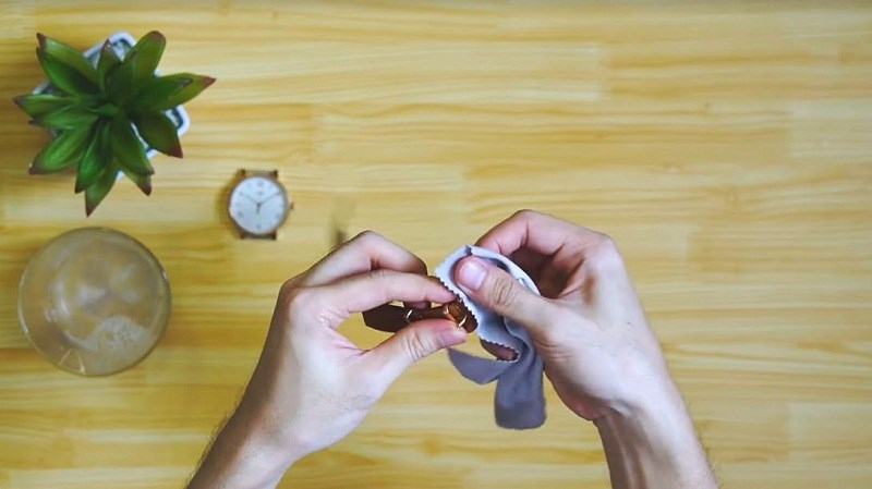 Dùng khăn sạch lau lại đồng hồ Dùng khăn sạch lau lại đồng hồ