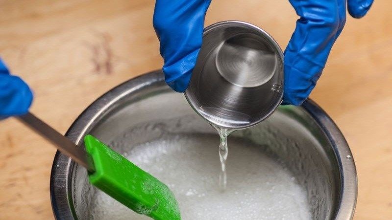 Pha chế hỗn hợp tẩy rửa từ nước và xà phòng Pha chế hỗn hợp tẩy rửa từ nước và xà phòng