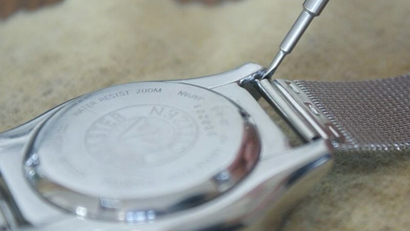 Tháo dây trước khi vệ sinh đồng hồ là cần thiết Tháo dây trước khi vệ sinh đồng hồ là cần thiết