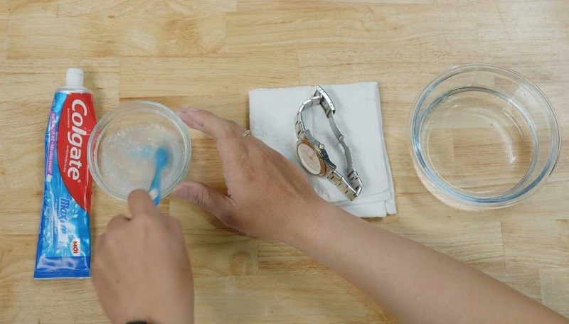 Chuẩn bị dung dịch vệ sinh đồng hồ Chuẩn bị dung dịch vệ sinh đồng hồ
