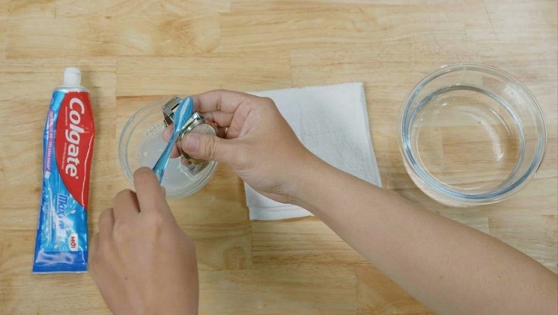 Dùng bàn chải lông mềm để vệ sinh dây đồng hồ Dùng bàn chải lông mềm để vệ sinh dây đồng hồ