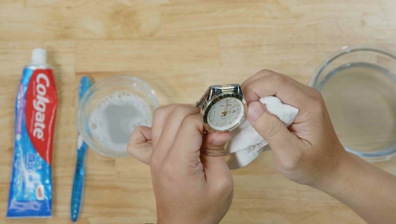 Dùng khăn mềm lau lại đồng hồ sau khi vệ sinh Dùng khăn mềm lau lại đồng hồ sau khi vệ sinh