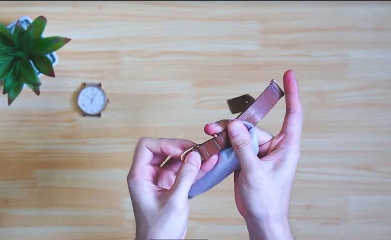 Thấm ít nước vào khăn để lau sơ Thấm ít nước vào khăn để lau sơ