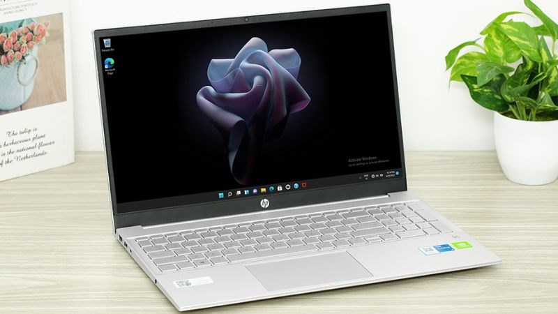 HP Pavilion 15 eg2036TX i5 1235U (6K782PA) thiết kế vỏ nhựa, bao phủ bởi lớp màu bạc sang trọng