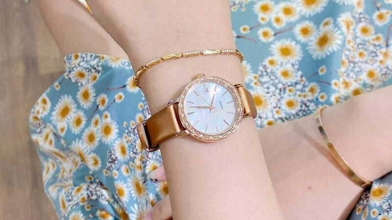 Đồng hồ nữ Sheen kết hợp với vòng tay có thiết kế dịu dàng