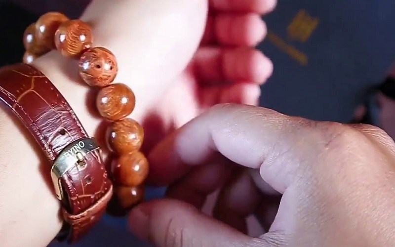 Đeo đồng hồ và vòng tay phong thủy để tăng thêm sự may mắn