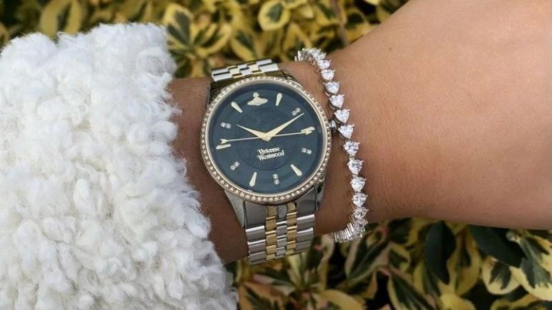 Đeo ít lắc tay thể hiện sự trưởng thành Đeo ít lắc tay thể hiện sự trưởng thành