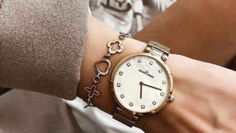 Nên đeo đồng hồ cùng lắc tay để tạo điểm nhấn riêng Nên đeo đồng hồ cùng lắc tay để tạo điểm nhấn riêng