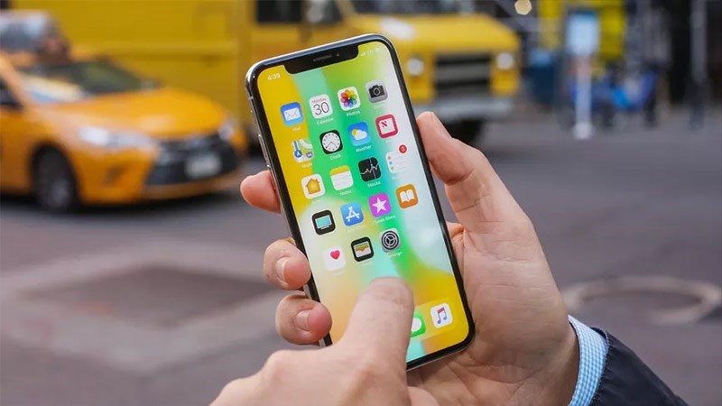 iPhone X sở hữu màn hình OLED, đem lại chất lượng hiển thị tốt hơn