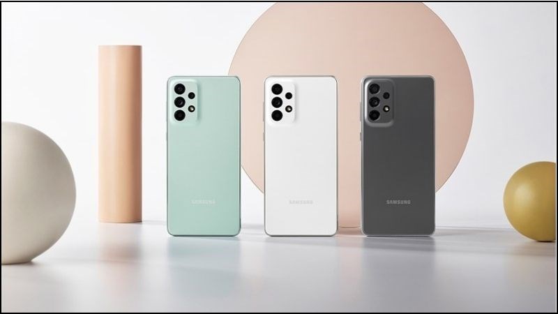 Mặt lưng nhựa hoàn thiện nhám hoặc trơn ở Samsung Galaxy A cận cao cấp