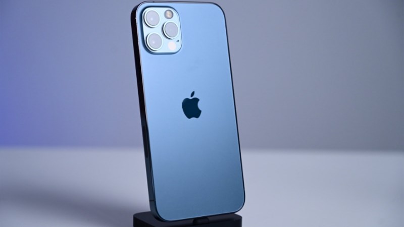 iPhone 12 Pro có thiết kế nguyên khối với phần khung viền vuông vức, thời thượng
