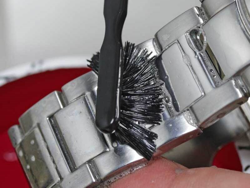 Vệ sinh chi tiết đồng hồ bằng bàn chải đánh răng mềm