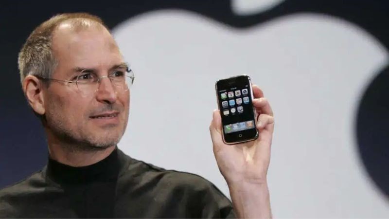 2010 - Năm đầu tiên Apple giới thiệu dòng điện thoại iPhone 2010 - Năm đầu tiên Apple giới thiệu dòng điện thoại iPhone
